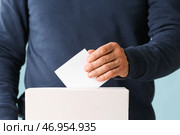 Голосующий мужчина возле урны для голосования, крупным планом. Стоковое фото, фотограф Pixel_shot / Фотобанк Лори