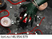 Злая ведьма с хрустальным шаром за столом. Стоковое фото, фотограф Pixel_shot / Фотобанк Лори