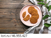 Тарелка с вкусным печеньем ходжича на деревянном фоне. Стоковое фото, фотограф Pixel_shot / Фотобанк Лори
