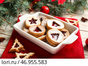 Форма для запекания с вкусным печеньем Linzer на столе. Стоковое фото, фотограф Pixel_shot / Фотобанк Лори