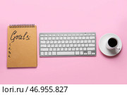Блокнот с пустым списком дел и компьютерная клавиатура с чашкой кофе на цветном фоне. Новогодние цели. Стоковое фото, фотограф Pixel_shot / Фотобанк Лори