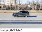 Li Auto L8 PHEV hybrid car driving on speedway. Редакционное фото, фотограф Константин Григорьев / Фотобанк Лори