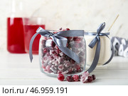 Стеклянные банки с засахаренной клюквой и сахаром на столе. Стоковое фото, фотограф Pixel_shot / Фотобанк Лори
