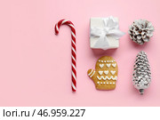 Красивая новогодняя композиция с карамельной тростью и печеньем на розовом фоне. Стоковое фото, фотограф Pixel_shot / Фотобанк Лори