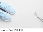 Спортивная обувь и шнурки, завязанные узлом на белом фоне, крупным планом. Стоковое фото, фотограф Pixel_shot / Фотобанк Лори