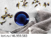 Чашка цветочного чая с бабочкой и горохом на гранж-фоне. Стоковое фото, фотограф Pixel_shot / Фотобанк Лори