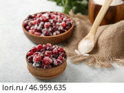 Миски с вкусной засахаренной клюквой на белом фоне. Стоковое фото, фотограф Pixel_shot / Фотобанк Лори