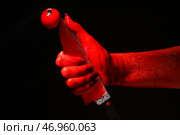 Рука с окровавленным ножом и глазным яблоком на черном фоне. Стоковое фото, фотограф Pixel_shot / Фотобанк Лори