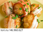 Тарелка вкусного печеного картофеля с беконом на столе, крупным планом. Стоковое фото, фотограф Pixel_shot / Фотобанк Лори