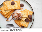 Тарелка с вкусным соусом S'mores и крекерами на белом фоне, крупным планом. Стоковое фото, фотограф Pixel_shot / Фотобанк Лори