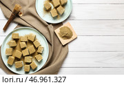 Тарелки с вкусным зефиром ходжича и чазеном на светлом деревянном фоне. Стоковое фото, фотограф Pixel_shot / Фотобанк Лори