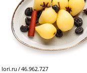 Вкусные вареные груши и чернослив в тарелке на белом фоне, крупным планом. Стоковое фото, фотограф Pixel_shot / Фотобанк Лори