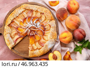 Доска с вкусной персиковой галетой на цветном фоне. Стоковое фото, фотограф Pixel_shot / Фотобанк Лори