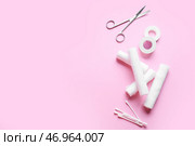 Хирургические ножницы, медицинский пластырь, бинты и ватные палочки на цветном фоне. Стоковое фото, фотограф Pixel_shot / Фотобанк Лори