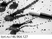 Чернильные пятна и кисть для каллиграфии на белой бумаге. Стоковое фото, фотограф Pixel_shot / Фотобанк Лори