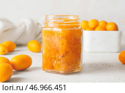 Банка вкусного варенья из кумквата и свежих фруктов на светлом фоне. Стоковое фото, фотограф Pixel_shot / Фотобанк Лори