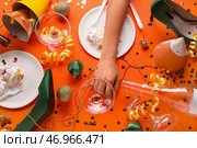 Состав после вечеринки беспорядок на цветном фоне. Празднование Рождества. Стоковое фото, фотограф Pixel_shot / Фотобанк Лори