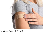 Зрелая женщина с никотиновым пластырем на белом фоне, крупным планом. Отказ от курения. Стоковое фото, фотограф Pixel_shot / Фотобанк Лори