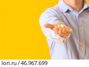 Молодой человек с берушами на желтом фоне, крупным планом. Стоковое фото, фотограф Pixel_shot / Фотобанк Лори