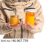 Пчеловод-мужчина в защитном костюме с банками меда на белом фоне. Стоковое фото, фотограф Pixel_shot / Фотобанк Лори