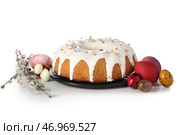 Тарелка с вкусным куличом, ветками ивы и яйцами на белом фоне. Стоковое фото, фотограф Pixel_shot / Фотобанк Лори
