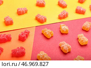 Вкусные желейные мишки на цветном фоне. Стоковое фото, фотограф Pixel_shot / Фотобанк Лори