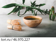 Чаша с чаем матча и чассенами на светлом фоне. Стоковое фото, фотограф Pixel_shot / Фотобанк Лори