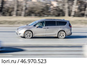 Chrysler Voyager minivan riding on the city streets. Редакционное фото, фотограф Константин Григорьев / Фотобанк Лори