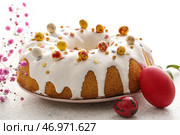 Тарелка с вкусным куличом и яйцами на белом фоне. Стоковое фото, фотограф Pixel_shot / Фотобанк Лори