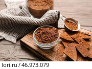 Чаша и сито с какао-порошком на деревянном фоне. Стоковое фото, фотограф Pixel_shot / Фотобанк Лори