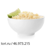 Чаша с вкусным кус-кусом и лаймом на белом фоне. Стоковое фото, фотограф Pixel_shot / Фотобанк Лори
