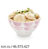Чаша с вкусными варениками на белом фоне. Стоковое фото, фотограф Pixel_shot / Фотобанк Лори