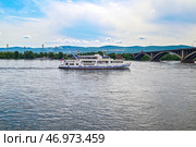 Теплоход "Куприян" на фоне Коммунального моста. Река Енисей. Город Красноярск (2024 год). Редакционное фото, фотограф Александр Тараканов / Фотобанк Лори