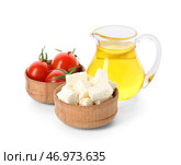 Чаши с вкусным сыром фета, помидорами и маслом на белом фоне. Стоковое фото, фотограф Pixel_shot / Фотобанк Лори