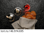 Традиционный хлеб халы с бокалом вина и свечами на темном фоне. Шаббат Шалом. Стоковое фото, фотограф Pixel_shot / Фотобанк Лори