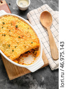 Блюдо для выпечки с вкусным пастушьим пирогом на темном фоне, крупным планом. Стоковое фото, фотограф Pixel_shot / Фотобанк Лори