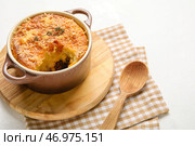 Горшочек с вкусным пастушьим пирогом на белом фоне. Стоковое фото, фотограф Pixel_shot / Фотобанк Лори