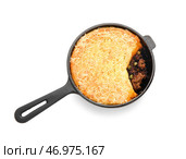 Сковорода с вкусным пастушьим пирогом на белом фоне. Стоковое фото, фотограф Pixel_shot / Фотобанк Лори