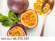 Тарелка с вкусной нарезанной маракуйей и ложкой, крупным планом. Стоковое фото, фотограф Pixel_shot / Фотобанк Лори