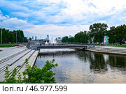 Пешеходный мост в Историческом сквере с фонтанами. Город Екатеринбург (2024 год). Стоковое фото, фотограф Александр Тараканов / Фотобанк Лори