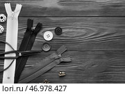 Набор молний и швейных принадлежностей на фоне темного дерева. Стоковое фото, фотограф Pixel_shot / Фотобанк Лори