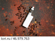 Современный вейп-мод и кофейные зерна на цветном фоне. Стоковое фото, фотограф Pixel_shot / Фотобанк Лори