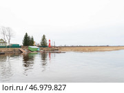 Красный маяк в поселке Свирица на берегу Ново-Свирского канала, Ленинградская область (2024 год). Редакционное фото, фотограф Наталия Бушкевич / Фотобанк Лори