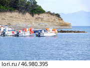 Моторные лодки со спасательными жилетами для туристов на морском курорте. Стоковое фото, фотограф Pixel_shot / Фотобанк Лори