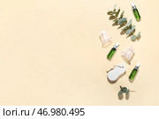 Композиция с бутылочками эфирного масла, пемзой и вакуумными баночками для антицеллюлитного массажа на цветном фоне. Стоковое фото, фотограф Pixel_shot / Фотобанк Лори