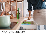 Красавец приготовления пищи на кухне. Стоковое фото, фотограф Pixel_shot / Фотобанк Лори