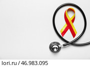 Лента осведомленности со стетоскопом на светлом фоне. Концепция гепатита. Стоковое фото, фотограф Pixel_shot / Фотобанк Лори