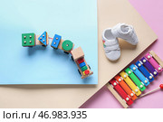 Детские пинетки с игрушечным поездом и ксилофоном на цветном фоне. Стоковое фото, фотограф Pixel_shot / Фотобанк Лори