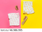 Деревянные гребни для волос и боди для малышей на цветном фоне. Стоковое фото, фотограф Pixel_shot / Фотобанк Лори