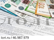 Долговая квитанция на оплату коммунальных услуг и российские деньги. Редакционное фото, фотограф Игорь Низов / Фотобанк Лори